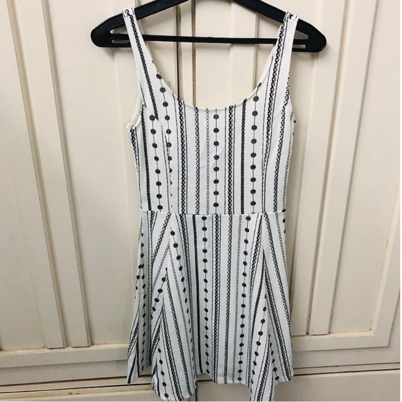 Skater dress - Picture 2 of 7